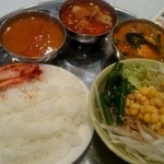 マサラアート - ランチバイキング    ダルカレー、チキンスープカレー、菜の花のカレー