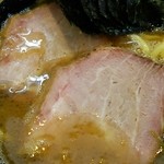 家系ラーメン たつ家 - チャーシューはスモーク感が強いです。