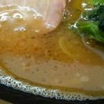 家系ラーメン たつ家 - 醤油先行のスープ。かえし強めでした。