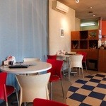 sandwich cafe うみねこ - 店内（テーブルは全て丸・・）