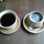 デザートセット（右：黒胡麻プリン・左：コーヒー）：ランチ注文＋３００円＋税８％【２０１６年５月撮影】