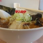 テンホウ - 特製にんにくらーめん横アングル