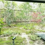 薪の音 金澤 - お席から眺められるお庭