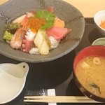 お魚どうらく - 海鮮丼
      