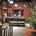 東京 芝 とうふ屋うかい - お土産に買える器が並ぶ