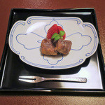 東京 芝 とうふ屋うかい - 甘味は苺と塩あずき