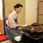 東京 芝 とうふ屋うかい - 信楽焼で豆水とうふ