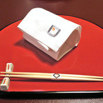 東京 芝 とうふ屋うかい - 半月盆に刺繍入りリネン