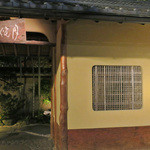 東京 芝 とうふ屋うかい - 桜が見える’うかい’のお玄関
      