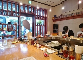 東京担担麺本舗 ゴマ屋 - Ｕ字型のカウンター席