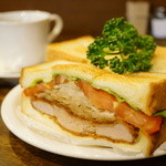 カツサンド 野菜入 (¥700)、ブレンドコーヒー マイルドストロング (＋¥200)