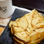 雪のはな - もちもちきなこトースト (¥450)、コーヒー HOT (¥350)