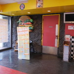 Teddy's Bigger Burgers Waikiki - 壁に大きなハンバーガー