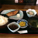 七郷屋 - 銀たら定食大盛り、お浸し、松前漬け。