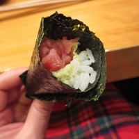 天寿し 京町店 - 本日の〆に渡された手巻き。膝にはお店配慮のブランケット