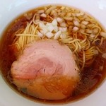 煮干乱舞 - 【限定】豚そば 500円　三元豚の煮汁とカエシのみとは思えない深い味わい。チャーシューもふっくらで秀逸です。