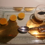 ロオジエ - キャビアと生雲丹かろやかなカリフラワーのムースポテトのプリニス添え（漢字は間違っていますがメニューに書かれたそのままに）