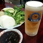 小野田一焼肉店 - キンキンおビール( *´艸｀)お野菜もとってもフレッシュ♡このタレが黒ごま味で( *´艸｀)ｵｲｼｰ