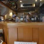 つけそば 神田 勝本 - しばし清潔感のある厨房を見ながら注文した料理が出来上がるのを待っていると