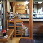 菊寿司 - 小上がりからカウンターを見たところ