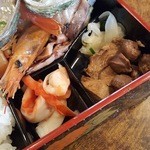 菊寿司 - 下の段。奥にも入っている