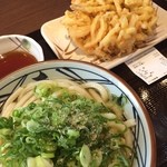 Marugame Seimen - かけうどん冷＋野菜かき揚げ^_^