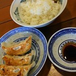 中国ラーメン揚州商人 - 餃子３個ライスセット。黒酢でいただきます。