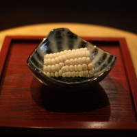 鉄板焼 天 六本木 - 生のとうもろこし