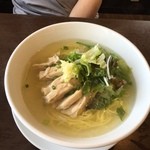 台湾料理 鼎 - 蒸し鶏麺、すっきりと清湯スープ