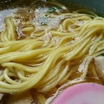 椿食堂 - 麺は黄色身がかった中細ストレートでコシもあり固茹ででGood♪　スープはあっさり醤油ベースで香油の風味が特徴的！