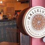 HALLELUJAH KITCHEN & BAR - お店のロゴを取っ手にあしらったかわいいインクの扉です。