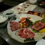 川崎名物 炭火焼肉 食道園 - バラエティに富んだスペシャルランチ