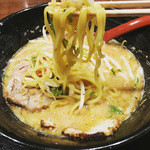 中も津屋 - 麺は黄金色で、半透明。もち味噌味。