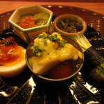 崩し八寸　細葱の鮨　鶏の胡麻和え　瓜の古漬け　半熟卵の琥珀ジュレ　浅利の酢味噌和えフルーツ添え