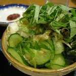手前が摺る野菜で奥が梅肉