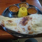 Kushu kushu - ナンセット
                        チキンカレー、野菜カレー、豆カレー、サフランライス