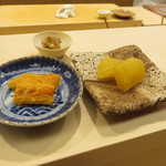 日本橋蛎殻町 すぎた - 数の子の味噌漬け、縞海老の頭の味噌炒め、生ばちこ1