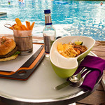 WET BAR - ハンバーガーとパッタイ