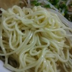 ラッキー食堂 - 麺アップ 中細麺で美味しかったです