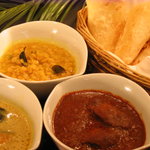 パレット - 手作りロティ２種。カレー３種のセット「コンビロティ」１８９０円