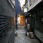 路地の奥に並ぶ、金泉・銀泉。