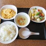 好きなおかずが２品選べるメニューより八宝野菜とかに玉を選んで1050円