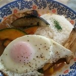 apila - 夏野菜たっぷりカレー目玉焼き乗せ☆マイルドです(*^^*)