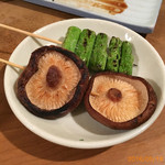 Marushin - 野菜の串焼も手抜きなし、です。シイタケは、まずまず大振りで、旨味をギッシリとじこめ、かつ、ジューシーさをたっぷりと残した、逸品です。