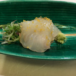 ひろ作 - 鯛の昆布締め。カラスミが掛かっていました。