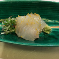 ひろ作 - 鯛の昆布締め。カラスミが掛かっていました。