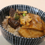 らー麺 山さわ - サービスの小ライスにチャーシューとメンマ乗せて即席丼完成！