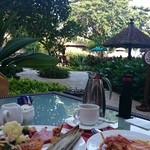 Shangri-La's Rasa Sayang Resort & Spa - 朝食。木々に囲まれて清々しい