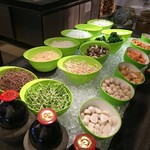 Shangri-La's Rasa Sayang Resort & Spa - 朝食：具材を選ぶとヌードルを作ってくれる