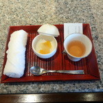 皆美館 - 到着のお茶とお菓子、福来茶、ビワと出西生姜のジュレ